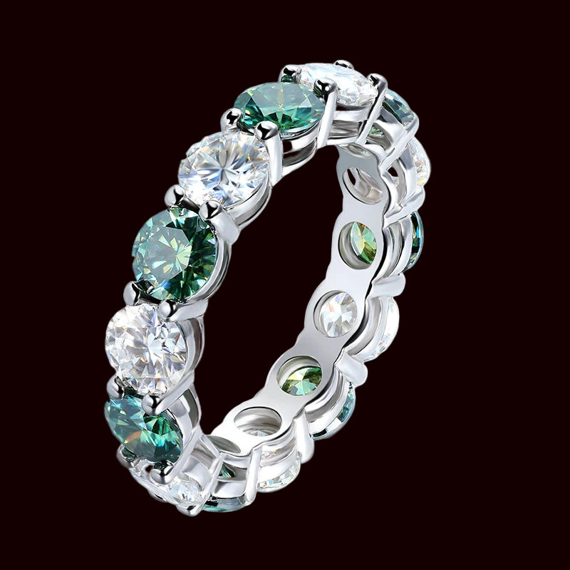 Emeraldé Radiance Moissanite Band