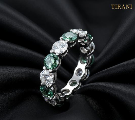 Emeraldé Radiance Moissanite Band